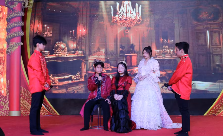 Học sinh Trường Nam Việt trình diễn vũ khúc Shakespeare.