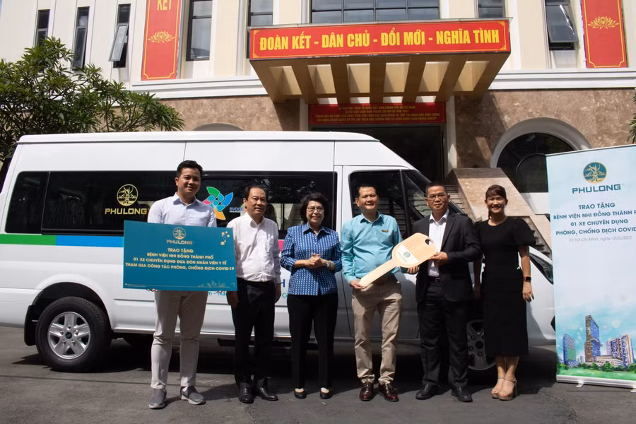 Bệnh viện Nhi đồng TP tiếp nhận xe ô tô chuyên dụng phục vụ công tác phòng, chống dịch bệnh Covid-19.