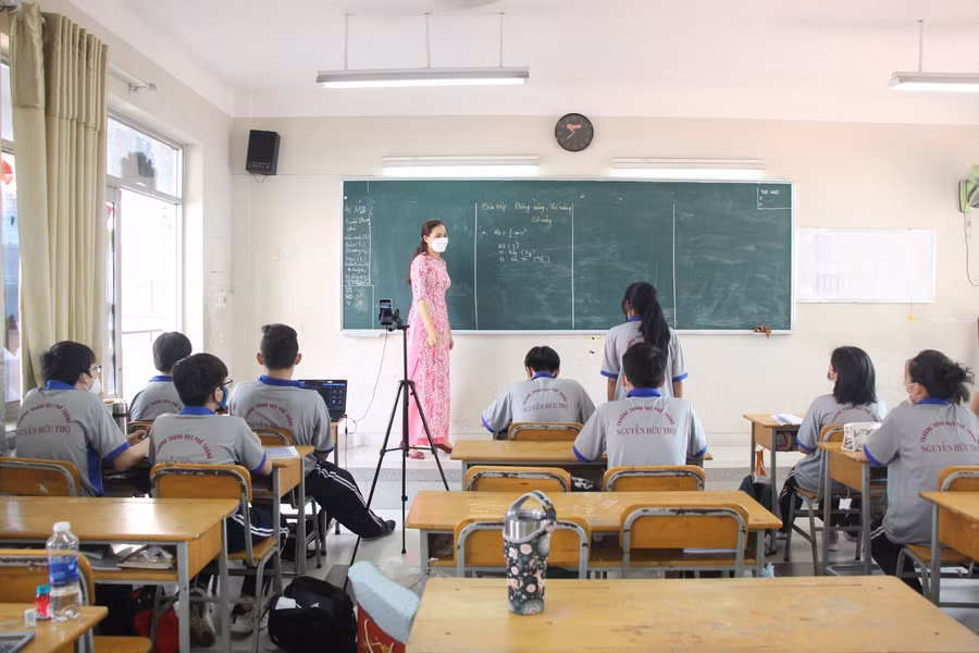 Giáo viên Trường THPT Nguyễn Hữu Thọ dạy trực tiếp và trực tuyến cho học sinh cách ly sáng ngày 4/3.