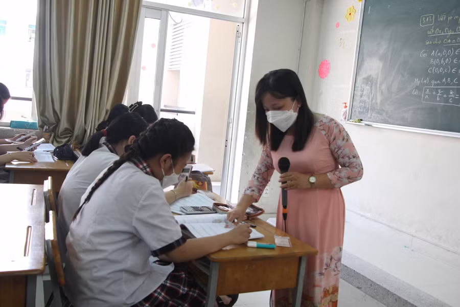 Cô Lê Phan Phương Ngọc hướng dẫn học sinh giải bài tập.