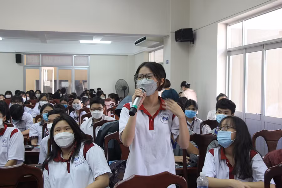 Học sinh chia sẻ tại buổi tọa đàm.