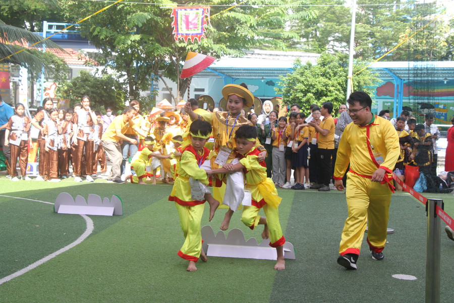 Trong trang phục thời xưa, học sinh hào hứng tham gia trò chơi vận động với 5 chặng khác nhau. Trong trang phục thời xưa, học sinh hào hứng tham gia trò chơi vận động với 5 chặng khác nhau.
