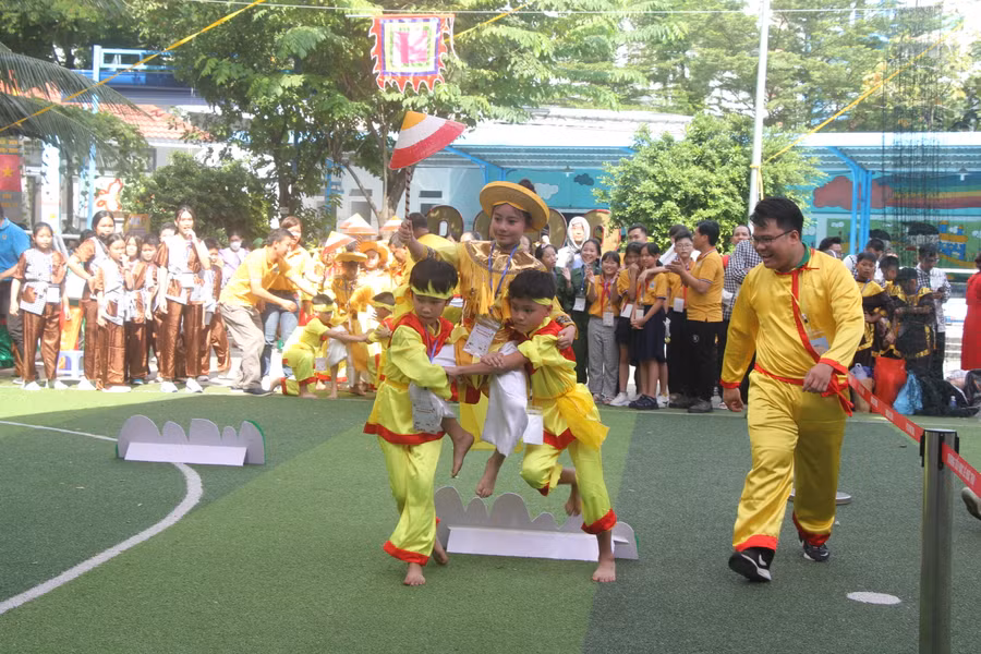 Trong trang phục thời xưa, học sinh hào hứng tham gia trò chơi vận động với 5 chặng khác nhau.