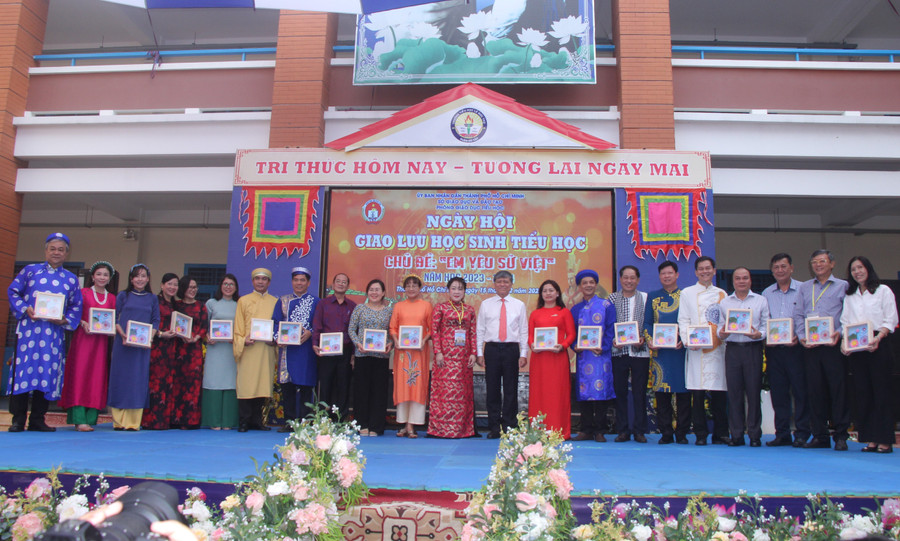 Sở GD&ĐT TPHCM tổ chức ngày hội giao lưu học sinh tiểu học TP năm học 2023-2024 với chủ đề "Em yêu Sử Việt". Sở GD&ĐT TPHCM tổ chức ngày hội giao lưu học sinh tiểu học TP năm học 2023-2024 với chủ đề "Em yêu Sử Việt".
