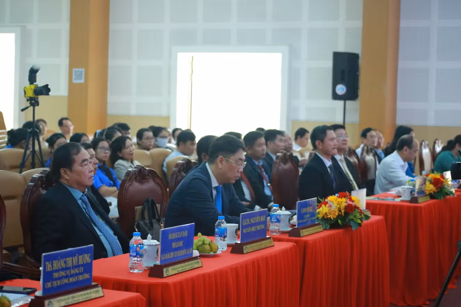 Các đại biểu tham dự Tuần lễ khoa học công nghệ.