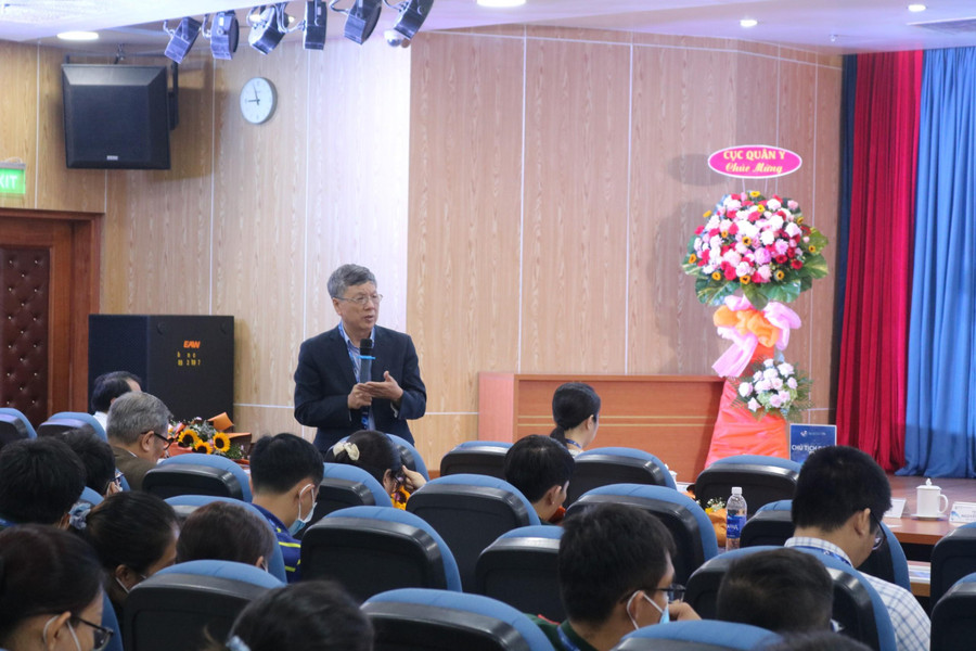 Báo cáo viên đóng góp ý kiến tại Hội nghị khoa học kinh nghiệm chẩn đoán và điều trị Covid-19 vào ngày 21/7. Ảnh: Nguyễn Yến.