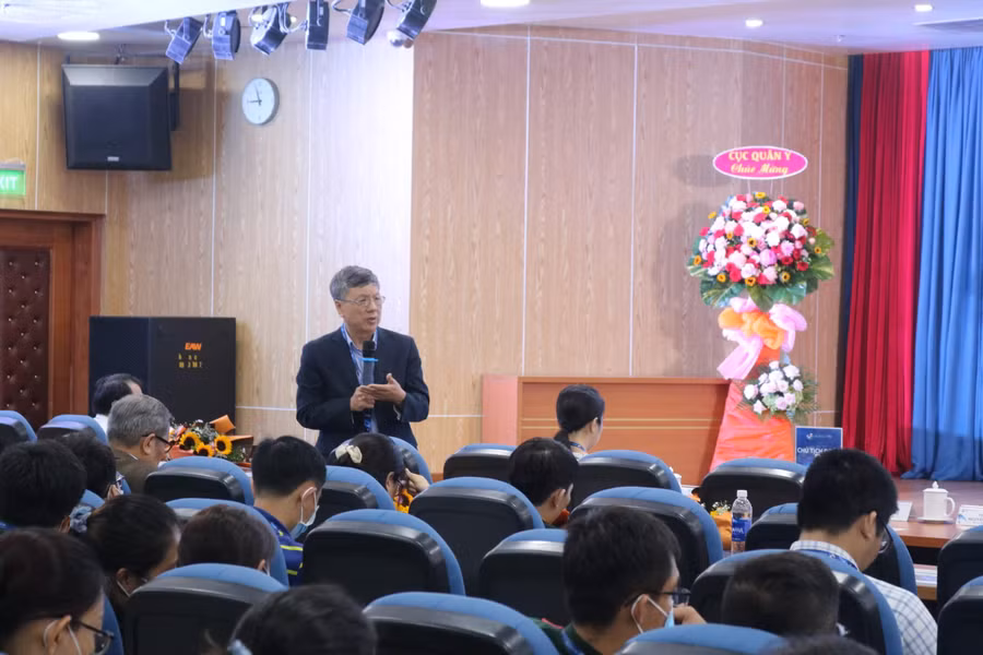 Báo cáo viên đóng góp ý kiến tại Hội nghị khoa học kinh nghiệm chẩn đoán và điều trị Covid-19 vào ngày 21/7. Ảnh: Nguyễn Yến.