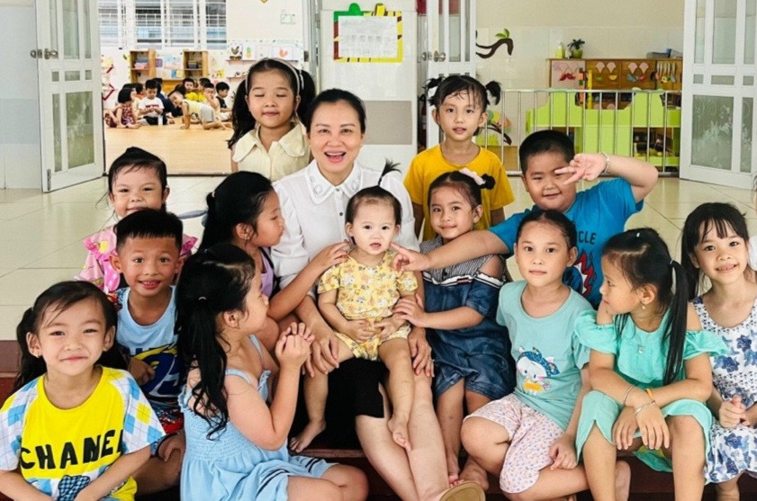 Cô Hạnh luôn đường trẻ trong trường quý mến.