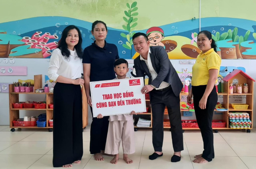 Cô Hạnh vận động mạnh thường quân hỗ trợ học bổng cho trẻ mồ côi được chùa Tam Bửu (quận 7) nhận nuôi học tập tại trường.