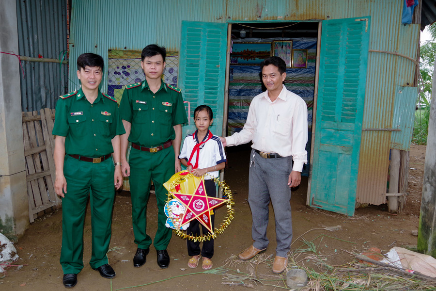Cán bộ đồn Biên phòng Vĩnh Hải trực tiếp đến tận nhà trao quà trung thu cho các em có hoàn cảnh khó khăn ở vùng sâu vùng xa điều kiện đi lại khó khăn. Cán bộ đồn Biên phòng Vĩnh Hải trực tiếp đến tận nhà trao quà trung thu cho các em có hoàn cảnh khó khăn ở vùng sâu vùng xa điều kiện đi lại khó khăn.