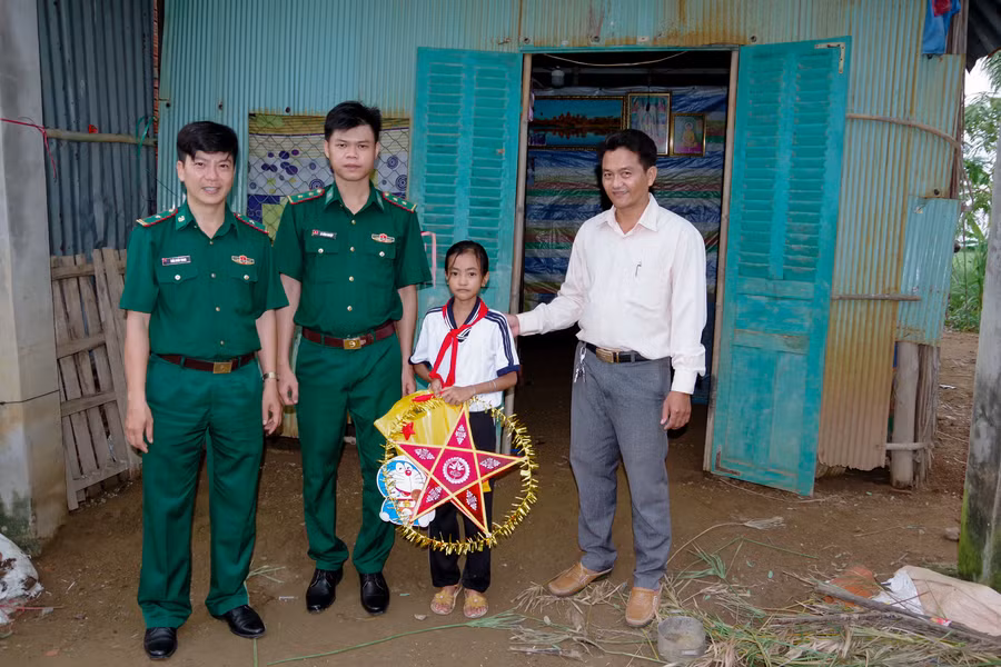 Cán bộ đồn Biên phòng Vĩnh Hải trực tiếp đến tận nhà trao quà trung thu cho các em có hoàn cảnh khó khăn ở vùng sâu vùng xa điều kiện đi lại khó khăn.
