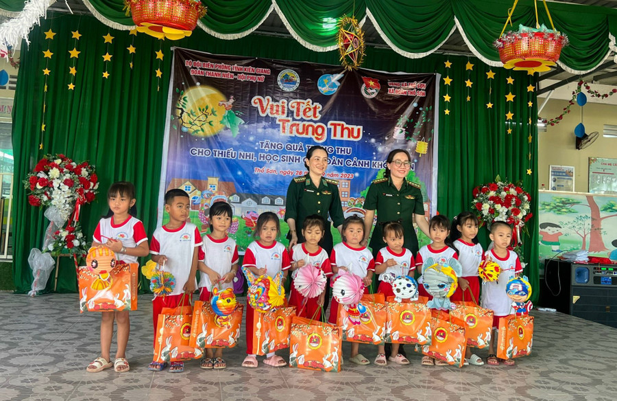 Cán bộ hội phụ nữ Biên phòng tỉnh Kiên Giang tặng quà cho các em thiếu nhi. Cán bộ hội phụ nữ Biên phòng tỉnh Kiên Giang tặng quà cho các em thiếu nhi.