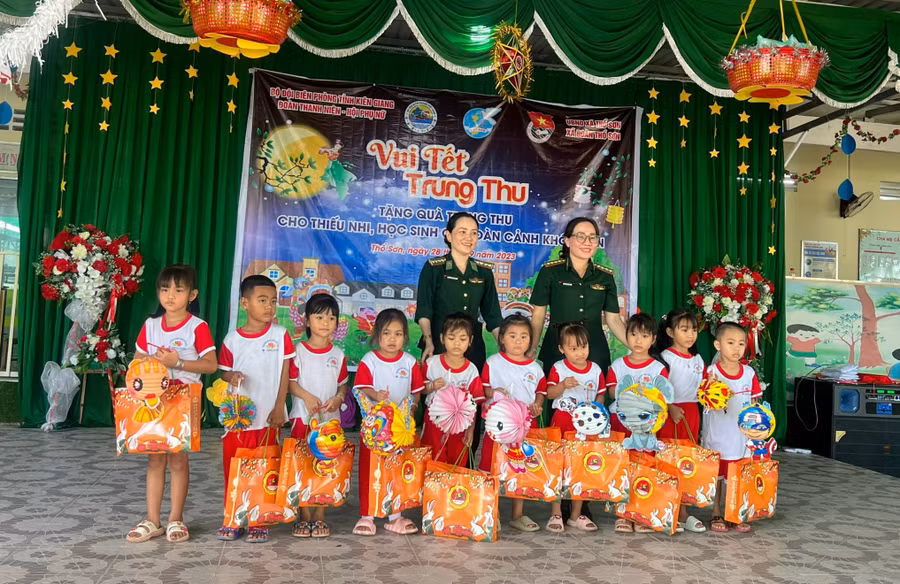 Cán bộ hội phụ nữ Biên phòng tỉnh Kiên Giang tặng quà cho các em thiếu nhi.