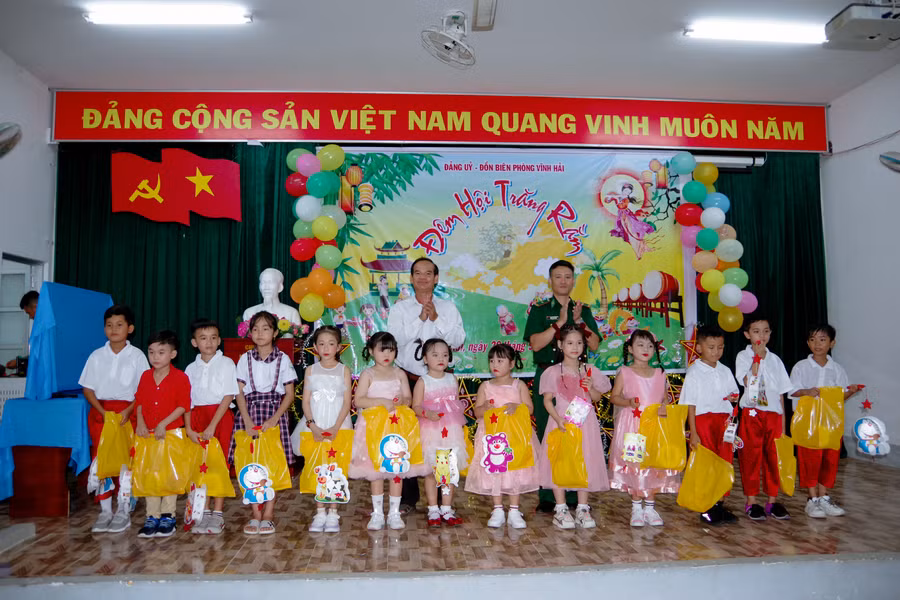 Tặng quà Trung thu cho các cháu thiếu niên nhi đồng có hoàn cảnh khó khăn khu vực biên giới biển. 