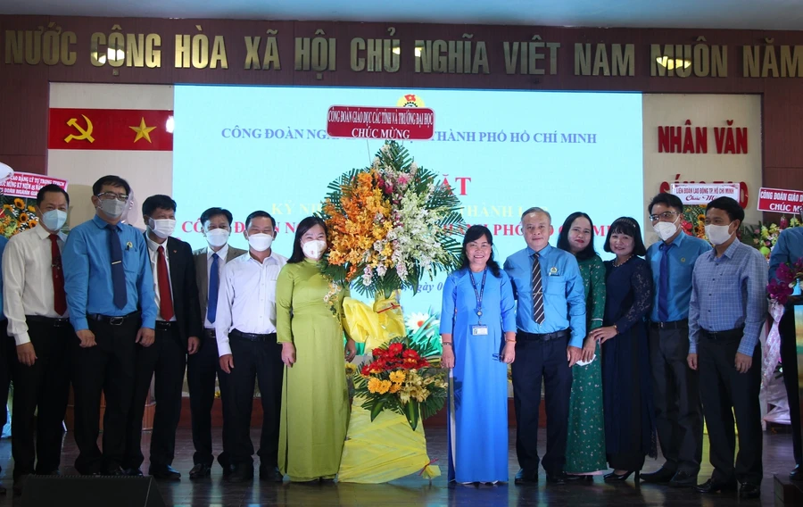 Công đoàn Giáo dục các tỉnh và trường Đại học tặng hoa chúc mừng 45 năm ngày thành lập Công đoàn Giáo dục TPHCM.