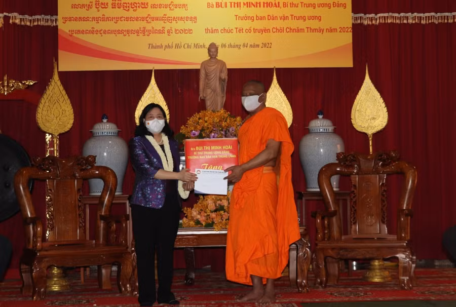 Bí thư Trung ương Đảng, Trưởng ban Ban Dân vận Trung ương Bùi Thị Minh Hoài chúc Tết Thượng tọa Danh Lung, trụ trì chùa Candaransi (Quận 3).