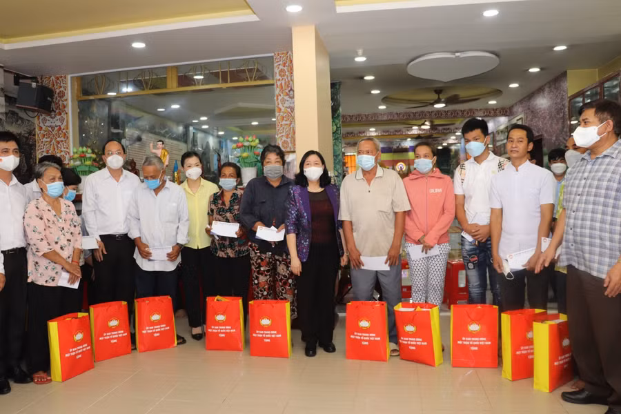 Bí thư Trung ương Đảng, Trưởng ban Ban Dân vận Trung ương Bùi Thị Minh Hoài tặng quà cho đồng bào dân tộc Khmer tại chùa Pothiwong (quận Tân Bình)