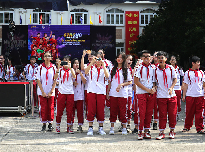 Sáng nay (21/10), hàng trăm em học sinh trường THCS Nam Trung Yên (Hà Nội) đã rất háo hức khi chờ được giao lưu với các thần tượng bóng đá tại ĐT Quốc gia Việt Nam và CLB Bóng đá Hà Nội.