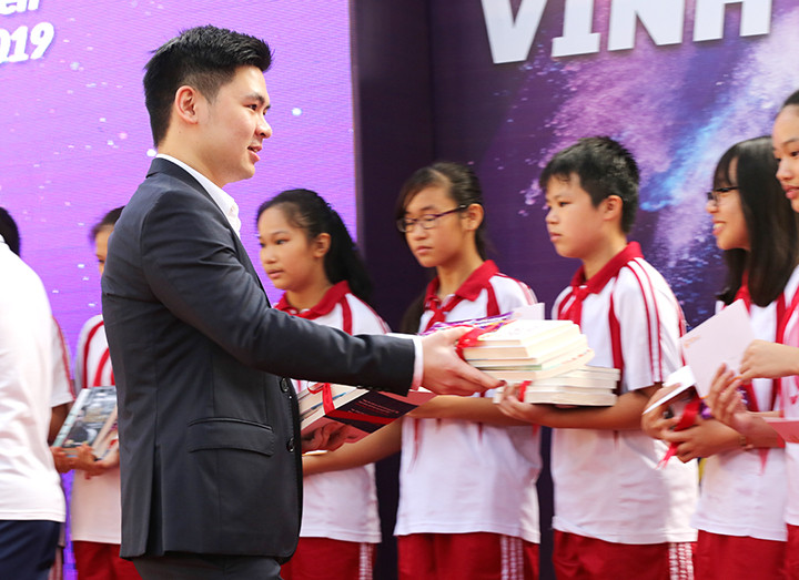 Ông Đỗ Quang Vinh - Giám đốc Ban Quản trị và Phát triển Thể thao Tập đoàn T&T, Trưởng BTC Strong Vietnam cho biết: "Trong mỗi chương trình, Strong Vietnam đều cố gắng thông qua những hoạt động rất gần gũi như hát Quốc ca, vui Tết Trung thu truyền thống... để gửi gắm thông điểm sống đẹp, sống có ích tới các em học sinh".