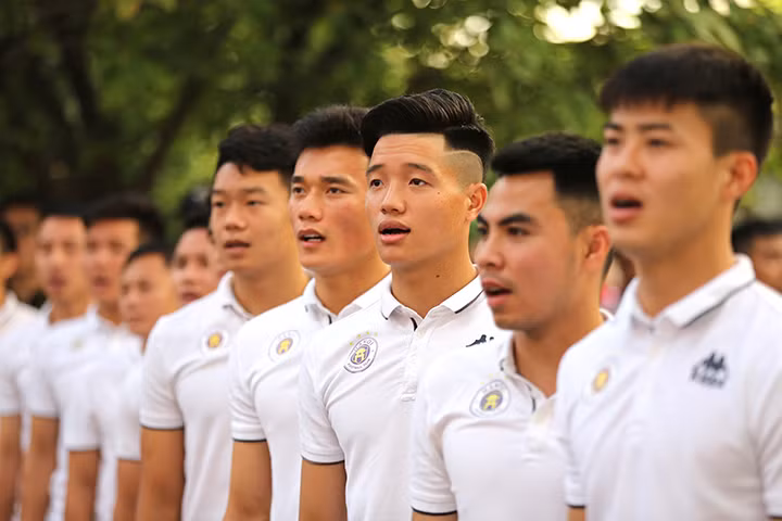 Những câu chuyện của các cầu thủ chia sẻ đều mang ý nghĩa nhân văn, tinh thần vượt khó, truyền cảm hứng tới các em nhỏ.