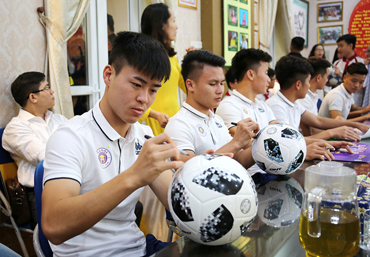 Chính vì vậy, Strong VietnamVietnam ra đời mang một ý nghĩa nhân văn khi đưa các cầu thủ CLB Bóng đá Hà Nội sát cánh trong một chương trình trách nhiệm xã hội.