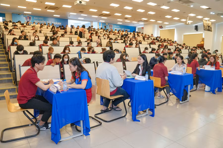 Sinh viên Trường ĐH Nguyễn Tất Thành tại chương trình định hướng nghề tham gia phỏng vấn thử - thành công thực với các chuyên gia phỏng vấn đến từ doanh nghiệp.
