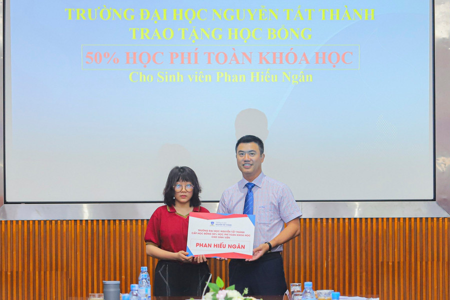 Hiện, Trường đã có gần 34 doanh nghiệp nhận tài trợ HB cho SV với tổng số tiền hơn 1,6 tỉ đồng. Hiện, Trường đã có gần 34 doanh nghiệp nhận tài trợ HB cho SV với tổng số tiền hơn 1,6 tỉ đồng.