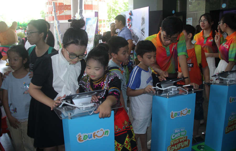 Học sinh trải nghiệm ứng dụng học tiếng Anh trực tuyến Edufun.