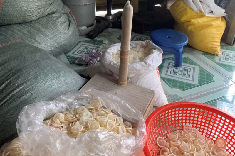 Một công đoạn đối tượng Ngọc tái chế lại bao cao su. Ảnh: QLTT cung cấp