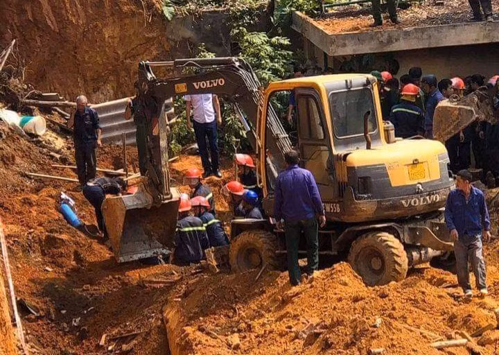 Lực lượng chức năng cứu hộ các nạn nhân trong vụ tai nạn lao động đặc biệt nghiêm trọng xảy ra tại Trung tâm Kỹ thuật tổng hợp - Hướng nghiệp Phú Thọ.