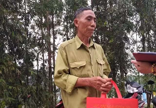 Ông Nguyễn Văn Chúc đau xót kể về nạn nhân Hải - đứa cháu tật nguyền nhưng hiếu thảo của gia đình.