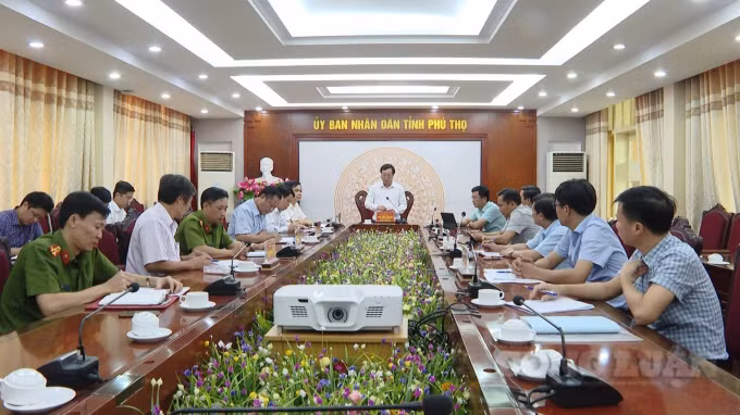 Chủ tịch UBND tỉnh Phú Thọ, ông Bùi Văn Quang làm việc với các đơn vị. Ảnh: Congluan