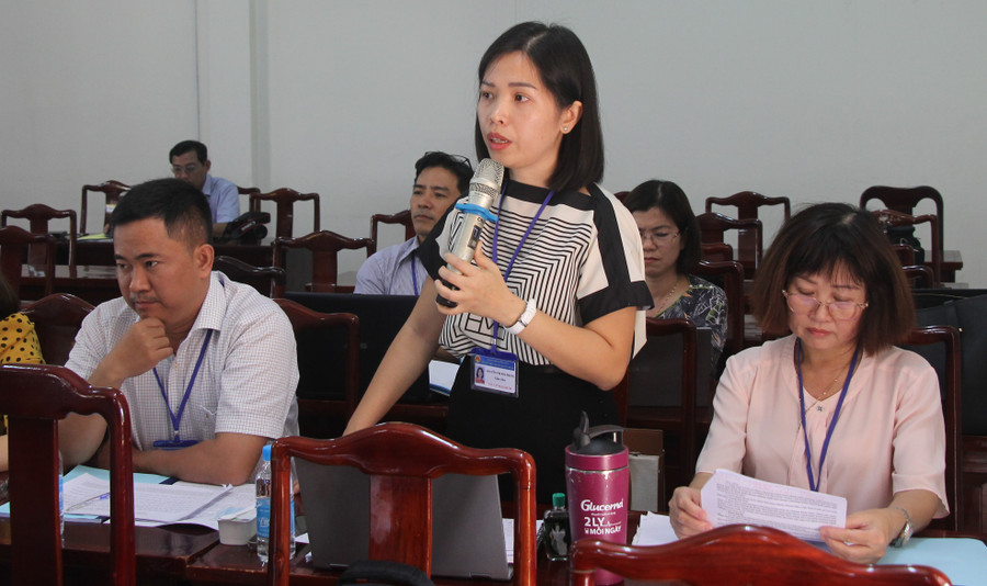 Giáo viên Trường THPT Chuyên Quang Trung chia sẻ tại buổi làm việc. Giáo viên Trường THPT Chuyên Quang Trung chia sẻ tại buổi làm việc.