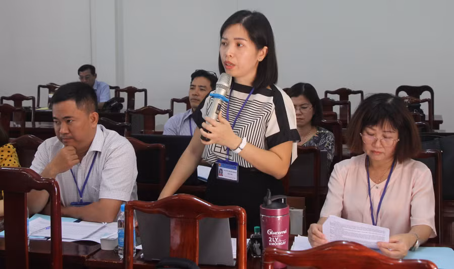 Giáo viên Trường THPT Chuyên Quang Trung chia sẻ tại buổi làm việc.