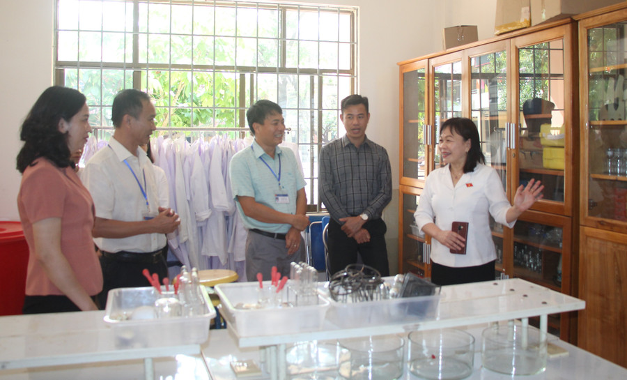 Đoàn giám sát kiểm tra thực tế tại phòng thí nghiệm Hóa của Trường THPT Chuyên Quang Trung. Đoàn giám sát kiểm tra thực tế tại phòng thí nghiệm Hóa của Trường THPT Chuyên Quang Trung.