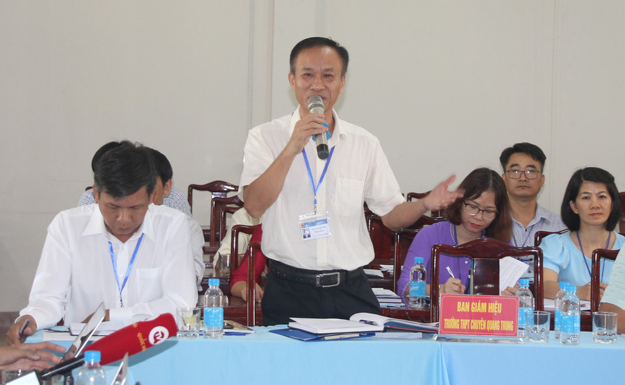 Thầy Hà Văn Quyền, Hiệu trưởng Trường THPT Chuyên Quang Trung báo cáo với đoàn giám sát. Thầy Hà Văn Quyền, Hiệu trưởng Trường THPT Chuyên Quang Trung báo cáo với đoàn giám sát.