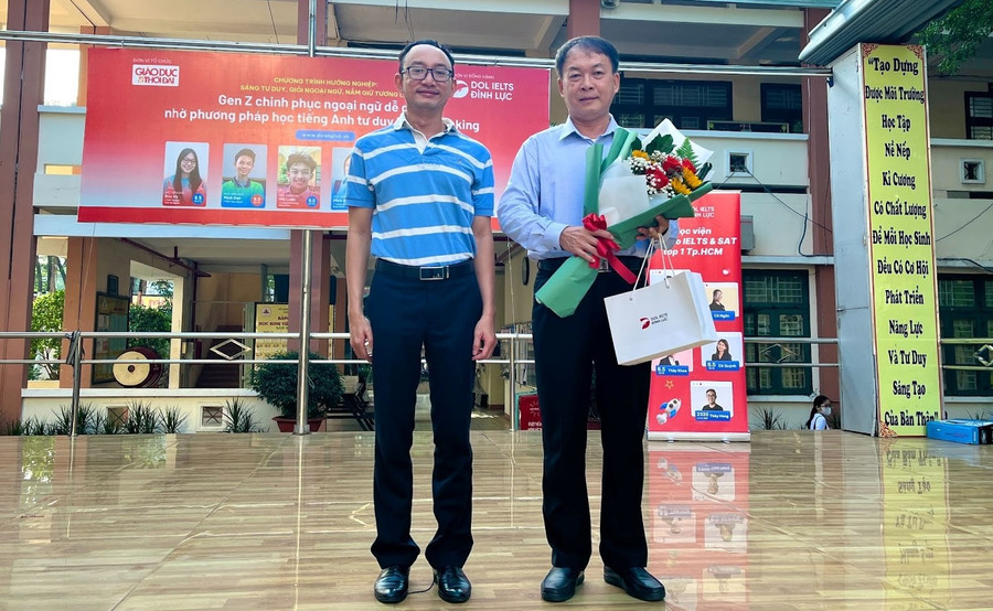 Thạc sỹ Phạm Công Nhật - đại diện DOL IELTS Đình Lực gửi tặng món quà tới BGH trường THPT Nguyễn Hữu Huân.