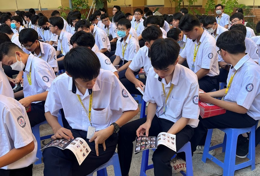 Các bạn học sinh trường THPT Tây Thạnh hào hứng tìm hiểu về phương pháp học tiếng Anh tư duy Linearthinking.