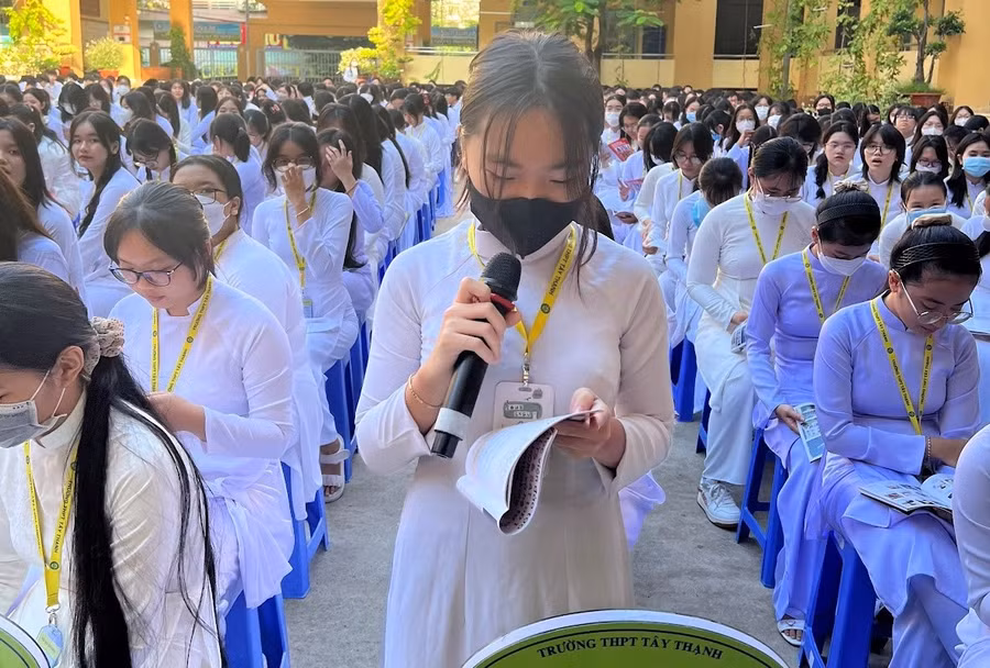 Các bạn học sinh tích cực giao lưu tại buổi Talkshow.