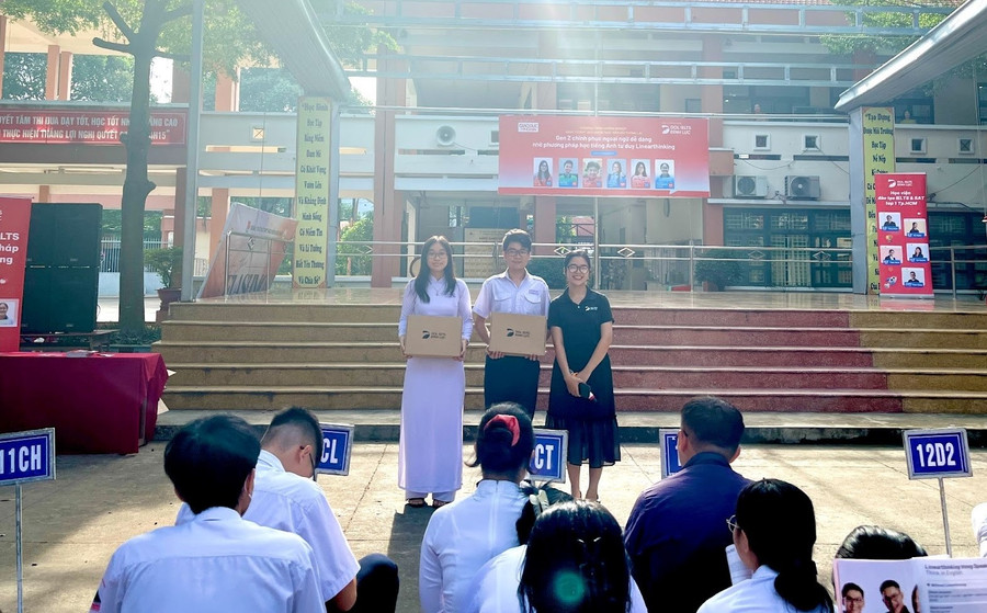 Các bạn học sinh hào hứng khi nhận được phần quà hấp dẫn từ DOL IELTS Đình Lực.