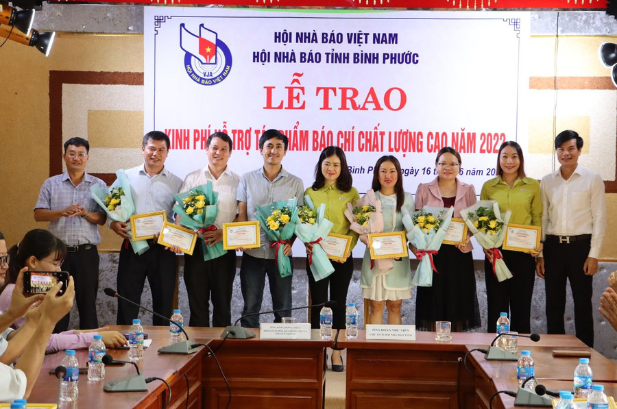 Nhà báo Vũ Thuyên (thứ 2 từ trái qua) nhận giải báo chí chất lượng cao tỉnh Bình Phước năm 2022. Ảnh: NVCC. Nhà báo Vũ Thuyên (thứ 2 từ trái qua) nhận giải báo chí chất lượng cao tỉnh Bình Phước năm 2022. Ảnh: NVCC.