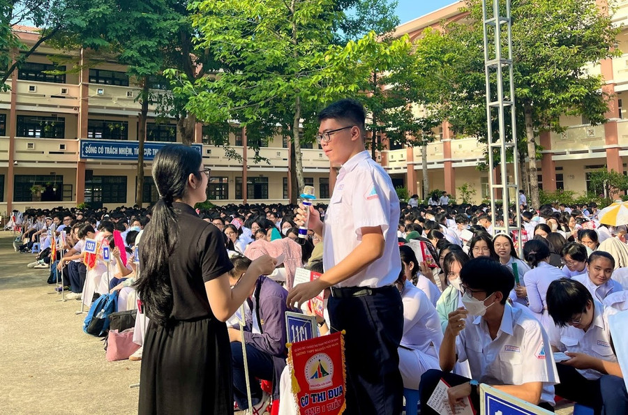 Các bạn học sinh tương tác sôi nổi với cô Ngân về phương pháp Linearthinking.