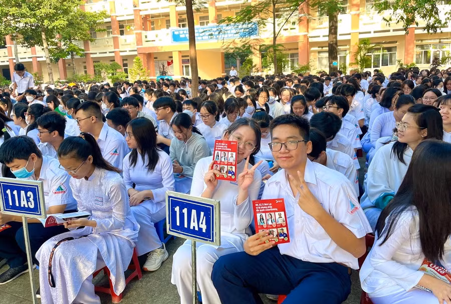 Các bạn học sinh vô cùng phấn khích khi được tìm hiểu phương pháp Linearthinking.