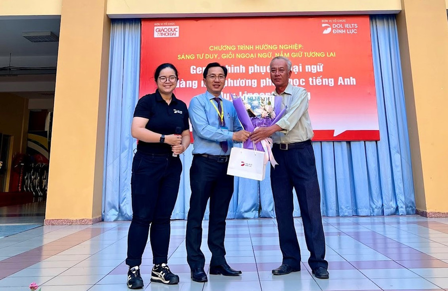 Đại diện DOL IELTS Đình Lực tặng quà Trường THPT Tây Thạnh.