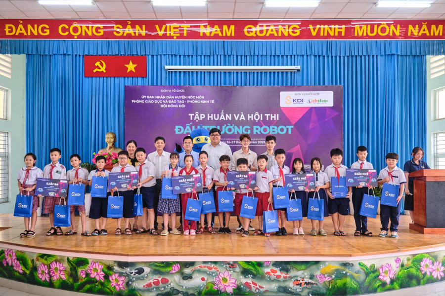 Các em học sinh nhận giải thưởng từ ban tổ chức.