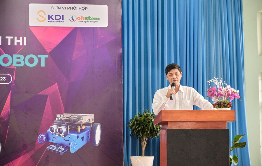 Ông Nguyễn Anh Tuấn, Phó trưởng phòng GD&ĐT huyện Hóc Môn phát biểu tại hội thi.