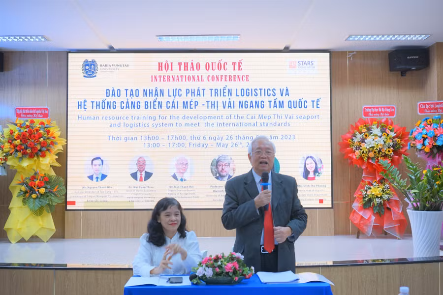 GS.TS. Hans-Dietrich Haasis - Đại học Bremen (Đức), Chủ tịch Mạng lưới Tri thức Á-Đức về Vận tải và Logistics (Asian-German Knowledge Network of Transport and Logistics - AGKN) báo cáo về “Phát triển nguồn nhân lực đáp ứng sự thay đổi trong lĩnh vực logistics và cảng biển”.