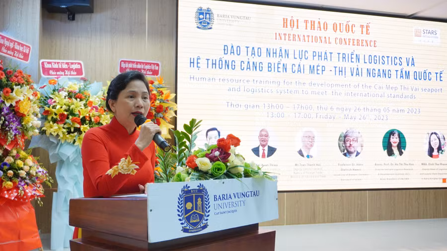 PGS.TS.LS Nguyễn Thị Hoài Phương, Hiệu trưởng Trường Đại học Bà Rịa – Vũng Tàu phát biểu khai mạc Hội thảo.