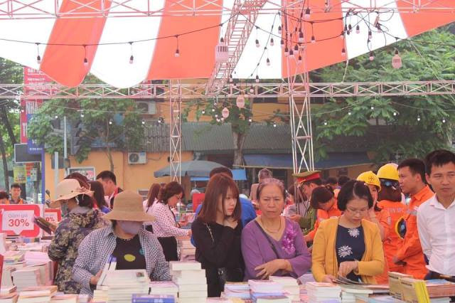 Không gian hội chợ sách thoáng đãng, rộng rãi Không gian hội chợ sách thoáng đãng, rộng rãi