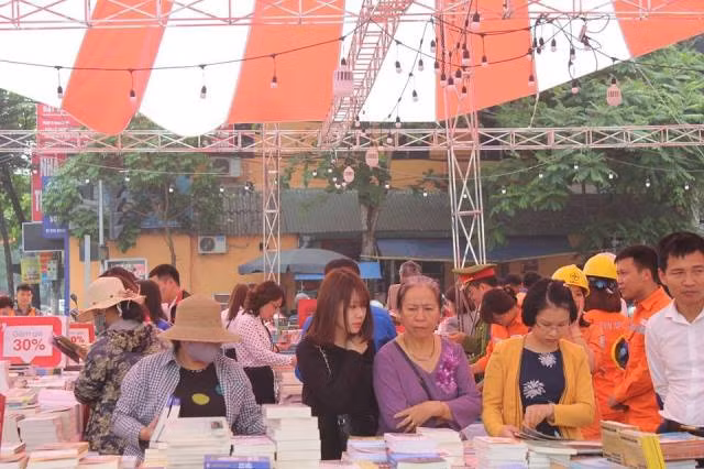 Không gian hội chợ sách thoáng đãng, rộng rãi